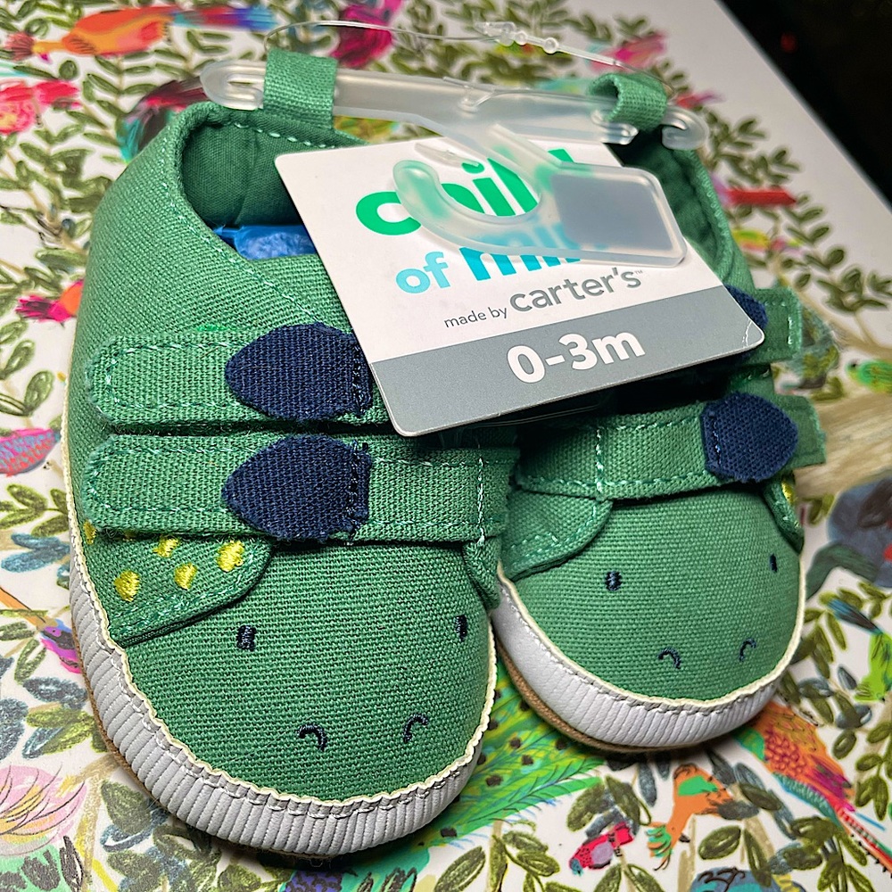 Green dinosaur shoes 0-3 months NWT